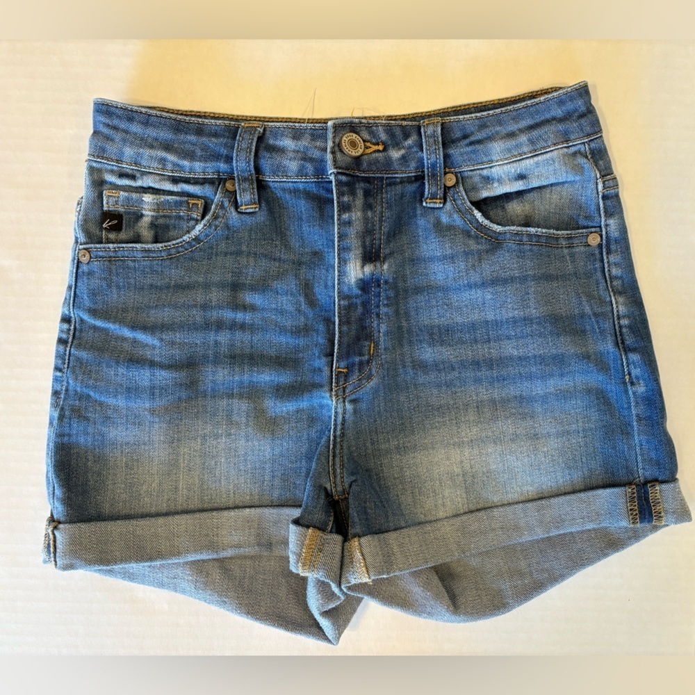 KanCan lightly distressed cuffed Jean shorts size small